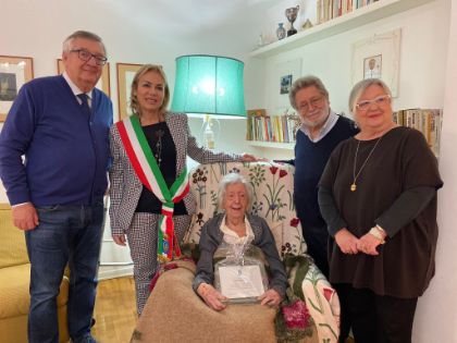 Enzamaria Gatto compie 100 anni, la visita e gli auguri del sindaco