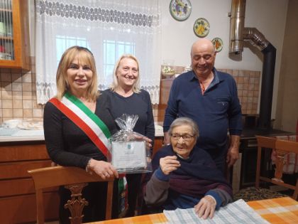 La festa per i 102 anni di Leda Cecconi
