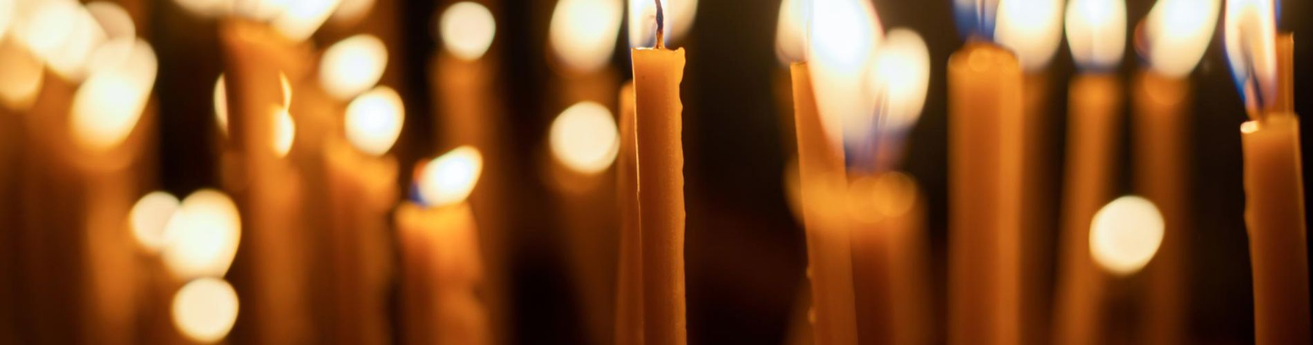 candele accese in chiesa