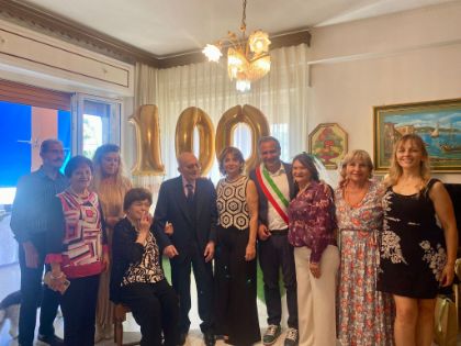 Latina celebra due centenari: i festeggiamenti con l’assessore Ada Nasti e il vicesindaco Massimiliano Carnevale Latina celebra due centenari: i festeggiamenti con l’assessore Ada Nasti e il vicesindaco Massimiliano Carnevale