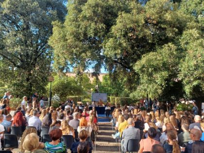 Bonus Libri Studenti 10 e Lode: 77 ragazzi premiati nei giardini del Comune Bonus Libri Studenti 10 e Lode: 77 ragazzi premiati nei giardini del Comune
