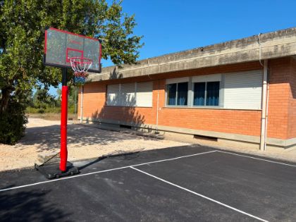 Scuole a Tor Tre Ponti, ultimate le manutenzioni. Chiarato: “Riqualificato il campo da basket” 