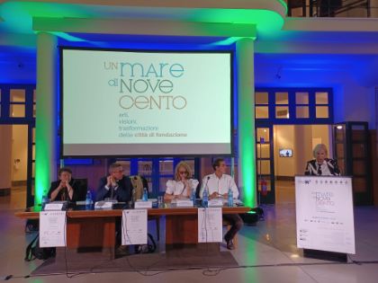 “Un mare di Novecento”, al via la mostra diffusa di arti visione trasformazioni delle città di Fondazione