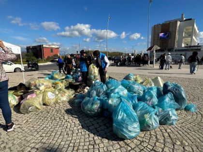 Puliamo il mondo, centinaia di studenti in azione sul lungomare: raccolti 850 kg di rifiuti Puliamo il mondo, centinaia di studenti in azione sul lungomare: raccolti 850 kg di rifiuti