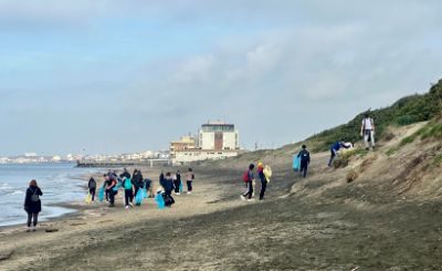 I ragazzi del Marconi impegnati nella pulizia di un tratto di arenile a Foce Verde