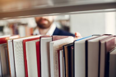 scaffale con libri