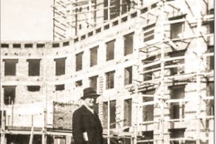 Oriolo Frezzotti davanti al Palazzo M, con la torre, bombardata nel 1944 e non più ricostruita, sormontata all’epoca anch’essa da una aquila di marmo.