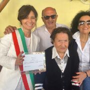 Carmela Gabriele, la figlia Maria Pia Palmarini, nipote Roberto Gabriele e l'assessore Ada Nasti